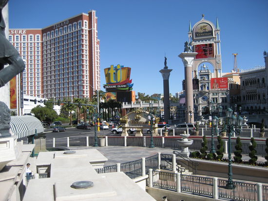 Von Venetian Hotel rüber zum Treasure Island Hotel
