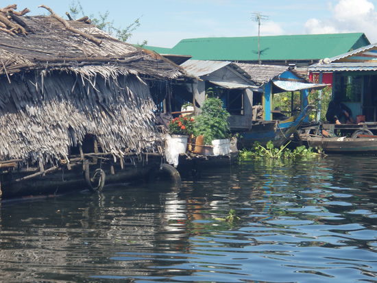 schwimmendes Haus mit Balkonschmuck