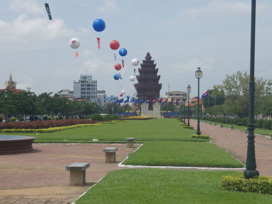 Independence Monument und Schmuck zum Nationalfeiertag