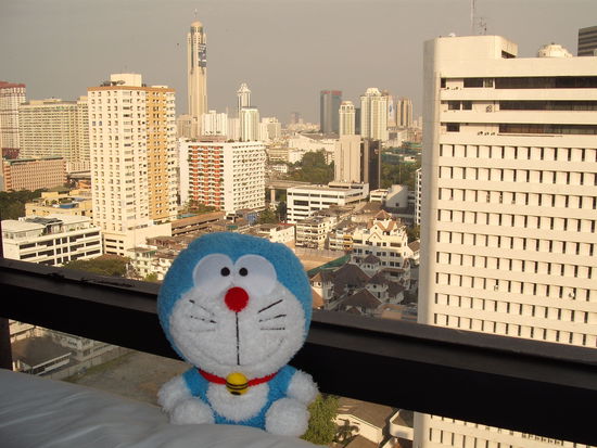 Kenji vor der Skyline Bangkoks (Blick aus unserem Hotelzimmer, 20. Stock)