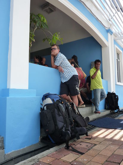 ... auf Lankawi hoffen, dass man den Pass wiederbekommt.(dauert Stunden)