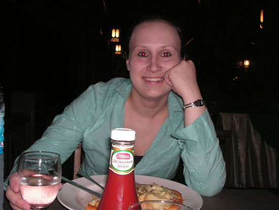 Anna beim Essen - Pizza Margherita = Pizza Knoblauch