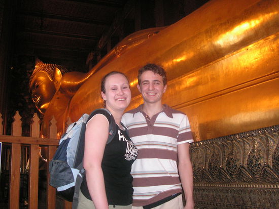 im Hintergrund: Der liegende Buddha im Wat Pho
im Vordergrund: k.A.