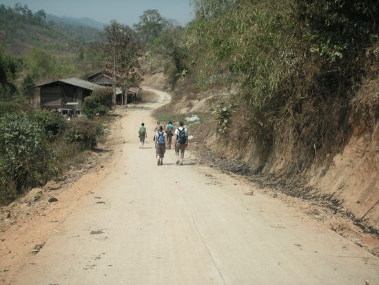auf Trekking Tour 
noch ist die Strasse gut und eben