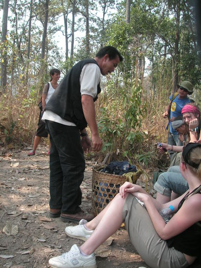 unser guide mit 15 kg Gepaeck (kein Scherz) 800 Meter in die Hoehe