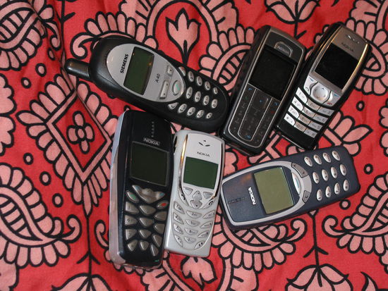 gesammelte mobiltelefone zum verschenken