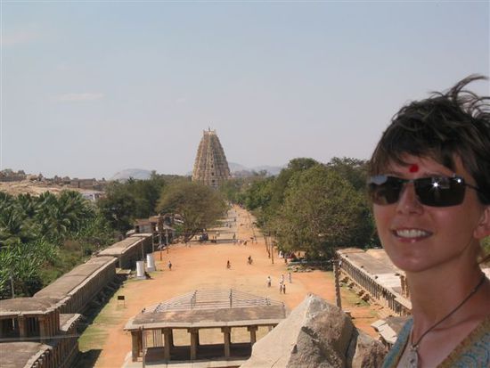 VeRoNiKa gesegnet (roter Punkt) vor Tempel