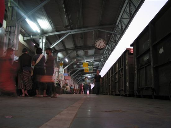 Hospet Junction, früh am Morgen.