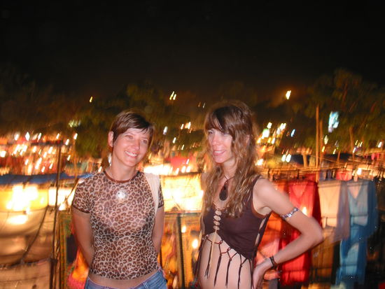 Girls (freuen sich auf's Shopping)