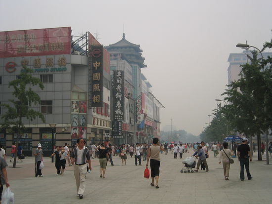 Die Shoppingmeile im Smog
