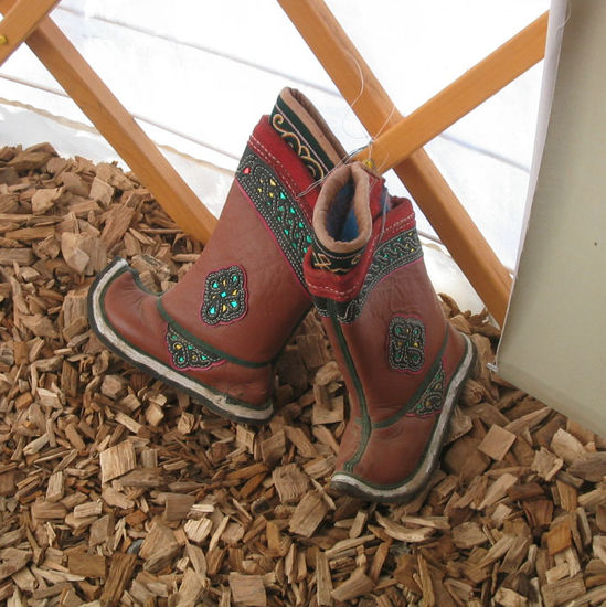 Bei den Reitstiefeln der Mongolen gibt es keine rechten und linken Stiefel, beide sind gleich. Der Grund: die Innenseite der Stiefel wird vom Sattel abgewetzt, so dass man sie abwechselnd rechts und links tragen kann.