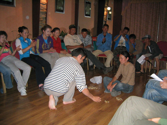 Hier ein Spiel mit den beliebten ankle bones (Sprunggelenkknochen von Schafen)