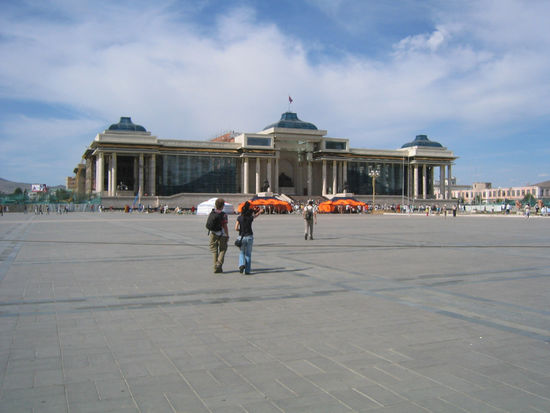 Am Sukhbaatar-Platz, wo gerade ein buddhistischer Maskentanz stattfand
