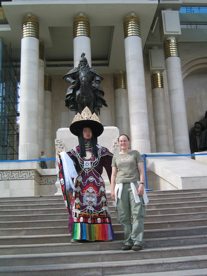 Ein Teilnehmer der obgenannten Feierlichkeiten und ich vor dem Regierungsgebäude