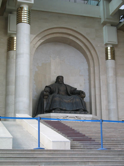 Statue von Dschingis Khan vor dem Regierungsgebäude