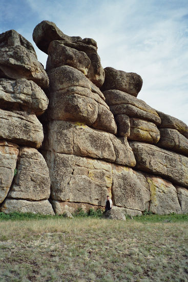 Hier gabs zahlreiche dieser gigantischen Steinhaufen (zum Grössenvergleich bin ich auch noch mit auf dem Bild)