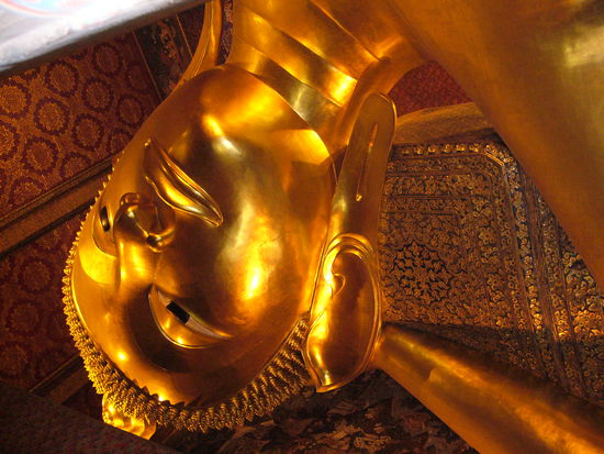 nein er steht nicht Kopf - er liegt. Wat Pho - 55 Meter lang Schuhgroesse 5 Meter