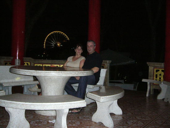 nein nicht der Prater - Lumpini Park, im Hintergrund der Lumpini Night Market - sehr zu empfehlen ! Da gibts WEISSBIER in 2 LITER-Glaesern.... - was den Thais den meissten Spass bereitet.