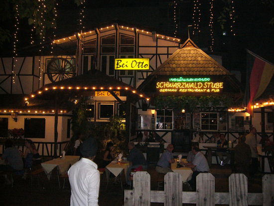 mitten in Bangkok - gleich neben der fahrenden Frittierstube fuer Krabbelgetier