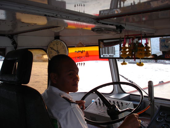 man beachte den Merzedes Stern auf dem "kleinen" Lenkrad  des Linienkapitaens 