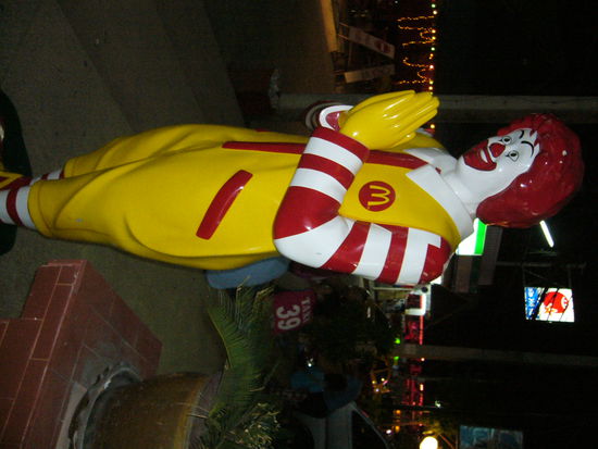 sogar Ronald Mac Donald ist hier irgendwie freundlicher als zuhause !!!