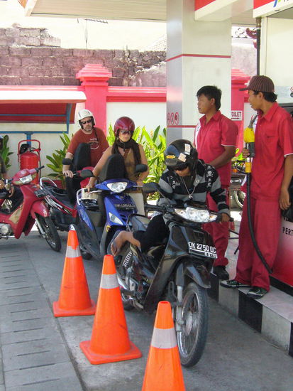 brav an der Tanke angestellt, schon mal den Sitz hochgeklappt... Eine Fuellung = 4 Liter 12.000 Rupiah = 90ct...