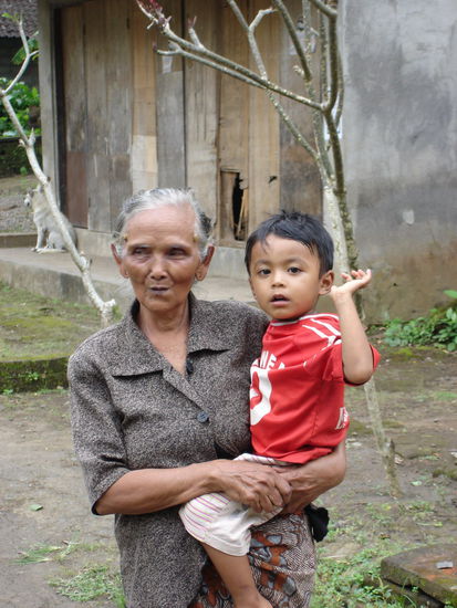 auf dem Weg durch ein Dorf: Schenke ein Laecheln - und Du bekommst mindestens eines zurueck...