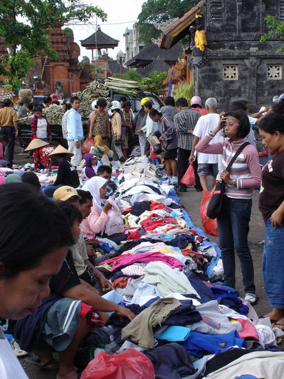 hier findet man das wieder, was in unseren Kleiderspendeboxen gesammelt wird.