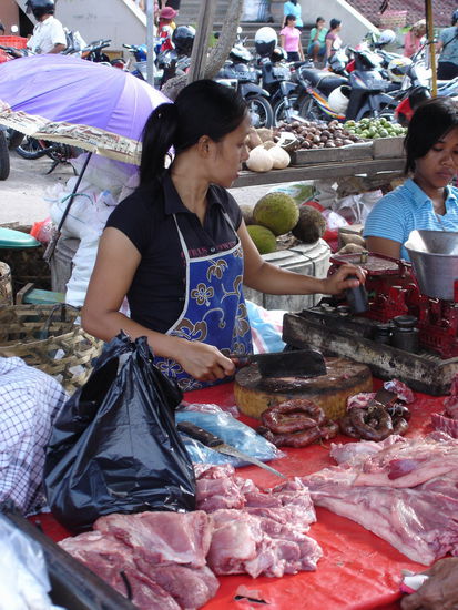 Frisches Fleisch und leeeeckere Wurst.... wir haben 35 Grad im Schatten, es gibt aber nur kleine nette Fliegen, die dem Fleisch nix machen.