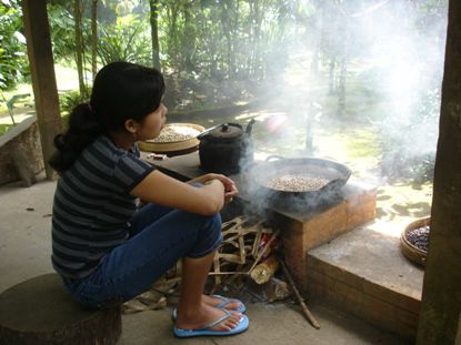 traditionelle Kaffeeroestung 'Bali Kopi'