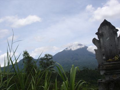 ..einer der noch aktiven Vulkane -Gunung Agung - dem Wohnsitz der Goetter - auf Bali - heute hatte er aber frei...