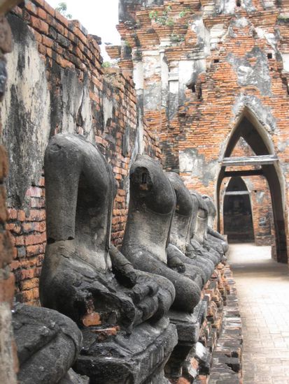 Durch Burmesen zerstoert... Alle Koepfe von den Statuen geschlagen unter der Annahme, dass darunter die richtigen Statuen aus GOLD versteckt wurden...