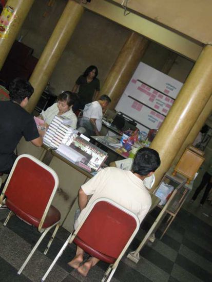 ..eine Behoerde im Tempel - hier wird freigegeben, wer wann offiziell ins Krematorium kommt. Haben wir so noch in keinem anderen Tempel erlebt. im Hintergrund....