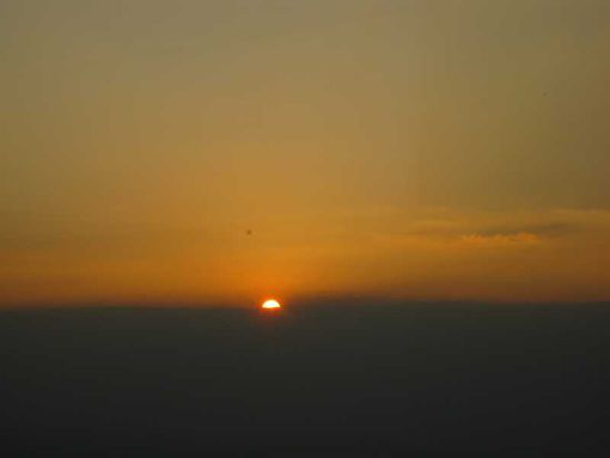 Schoen, aber gleichzeitig erschreckend... Die Sonne geht hier nicht am Horizont unter, sondern hinter der Dunstglocke über Bangkok...