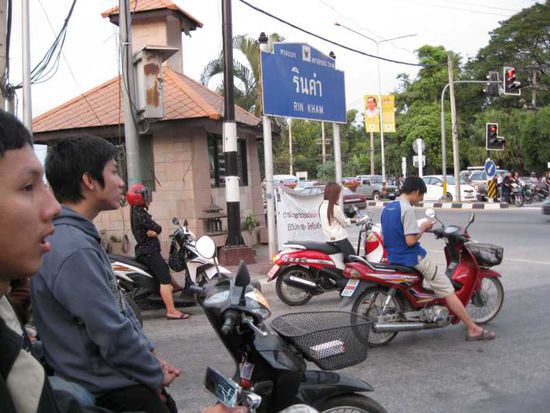 An der Ampel kann man ja mal etwas lesen...