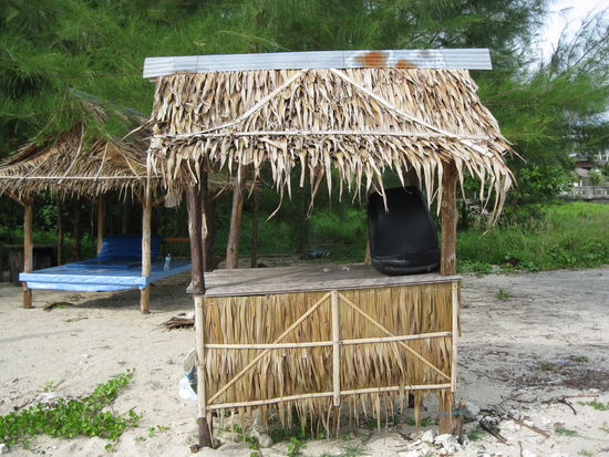 Ich habe sie gefunden - meine Bestimmung:
Wenn ich denn dann mal keine Lust mehr habe auf das gruselige Wetter, dann werde ich hier der neue David Hasselhoff vom Khao Lak Beach, mit Massage....