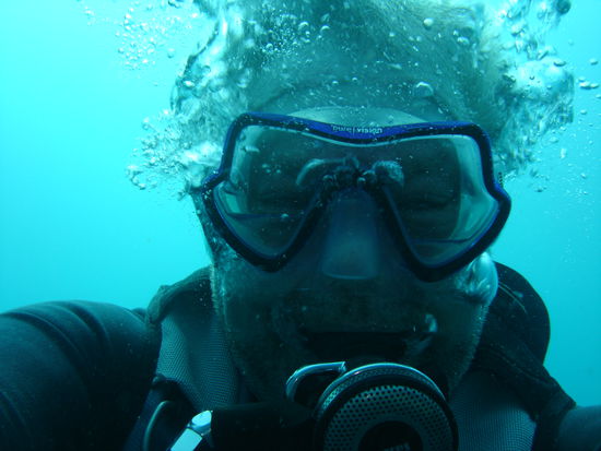 der boese Klausfisch.....wie man sieht, war die Brille leicht undicht, bzw. der Bart unter der Nase - der musste dann ab, was erstmal scheisse aussah... aber es sah mich ja keiner...