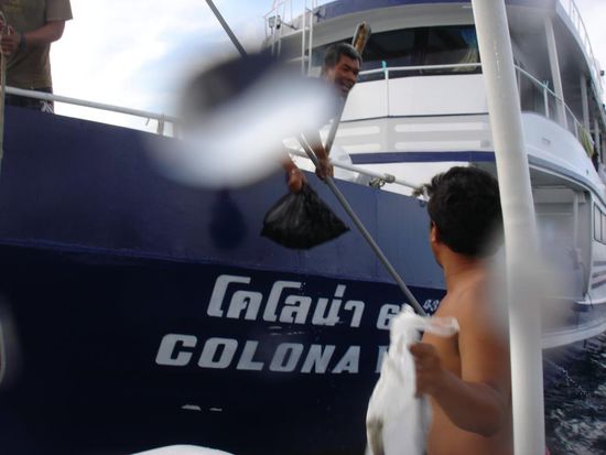 Krabben werden getauscht gegen ein Stueck Benzinschlauch fuers Zodiac (Beiboot).