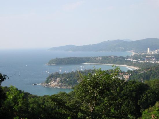 Kata- Karon und im Hintergrund Patong Beach auf Phuket