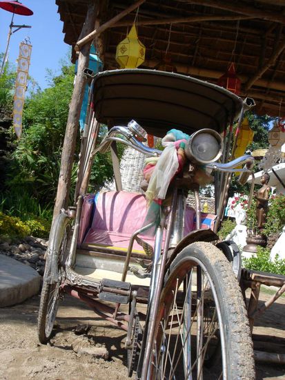 Fahrradrikscha am Tempel