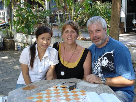 Studentin der Chiang Mai Universitaet interviewt Touris... total nett