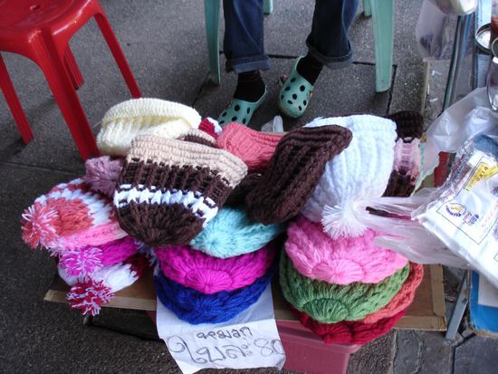 Nachschub an Muetzen - noch immer ist's 30 Grad....