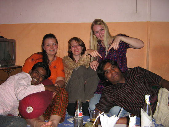 Unser Abend im Lotus Cafe. Von links nach rechts: Chetan, Ich (Susn), Nicole, Tanja und Mango (Spitzname)