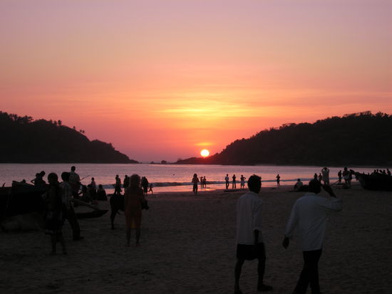 Traumhafter Sonnenuntergang ueber Palolem. Seht euch die Touristenmassen an. Zu viel des Guten.