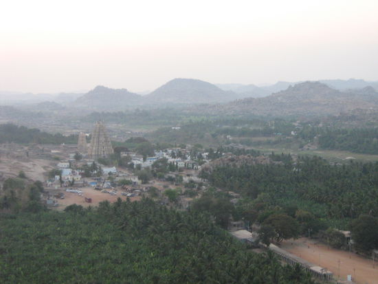 Unsere Aussicht auf Hampi kurz nach dem Sonnenuntergang.