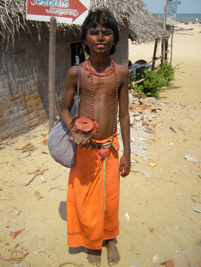 Junge mit Stab durch die Zunge