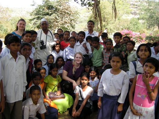 Bei den Hoehlen von Ellora eine Gruppe von Schulkindern.