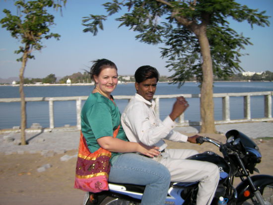 Chetan und ich auf dem Motorrad