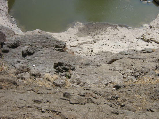 Tanja`s Schlucht des Grauens in Ellora. Mussten einen kleinen Trampelpfad entlang der Schlucht zur naechsten Hoehle gehen. Tanja hat Hoehenangst.