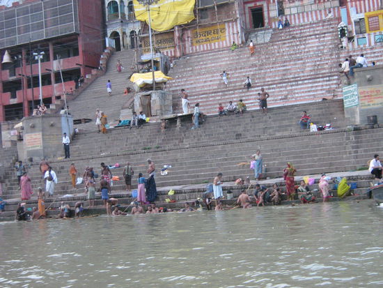 An einem Ghat an dem sich die Menschen waschen.